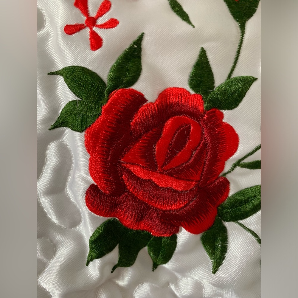 New Red Roses White Satin Embroidered Quilted Bedspread Full Double - Picture 10 of 16